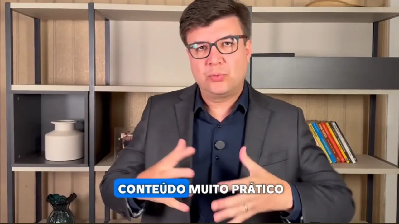 Pastori explicando o que vem dentro do Combo do Workshop